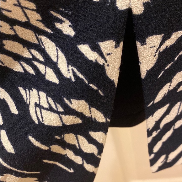 Maggy London Chic Navy blue and Cream Patterned Dress, size 8 - Picture 4 of 5